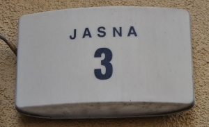 Fotografia kolorowa z numerem posesji. U góry napis Jasna, na dole cyfra 3