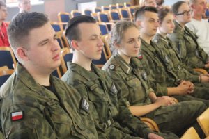 Zdjęcie kolorowe. Grupa uczniów z klasy mundurowej, biorąca udział w VII konferencji &quot;Edukacja Patriotyczna Młodzieży&quot;.