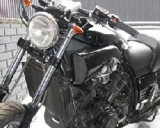 Zdjęcie kolorowe. Motocykl koloru czarnego.