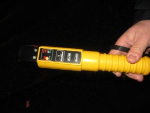 Zdjęcie kolorowe. Dłoń trzymająca urządzenie do badania stanu trzeźwości - Alcoblow.