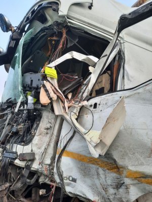 zdjęcie kolorowe, na zdjęciu uszkodzony podczas wypadku  samochód ciężarowy
