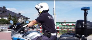 zdjęcie kolorowe, na zdjęciu policjanci ruchu drogowego podczas kontroli motocyklisty