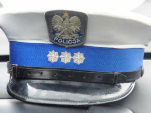 zdjęcie kolorowe na zdjęciu czapka policjanta ruchu drogowego ze stopniem komisarza.