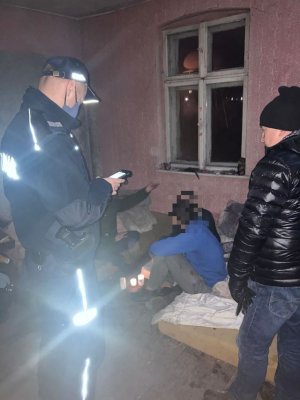 Na zdjęciu policjanci w umundurowaniu służbowym podczas kontroli miejsc przebywania osób bezdomnych.