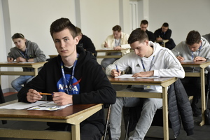 Zdjęcie kolorowe, uczniowie podczas rozgrywek XXIV Ogólnopolskiego Młodzieżowego Turnieju Motoryzacyjnego.
