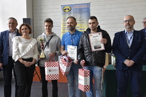 Zdjęcie kolorowe, uczniowie podczas rozgrywek XXIV Ogólnopolskiego Młodzieżowego Turnieju Motoryzacyjnego - wręczanie nagród