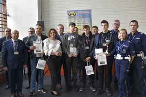 Zdjęcie kolorowe, uczniowie podczas rozgrywek XXIV Ogólnopolskiego Młodzieżowego Turnieju Motoryzacyjnego - wręczanie nagród.