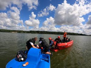 zdjęcie numer dziesięć, kolorowe, na zdjęciu uczestnicy szkolenia na wodzie w rowerku wodnym oraz w łodzi ratunkowej