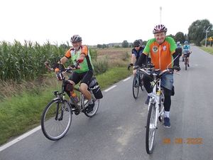 zdjęcie kolorowe, na fotografii uczestnicy TOUR DE CALISIA – XIII Setka Cyklisty