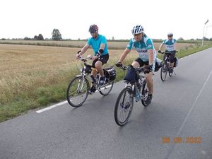 zdjęcie kolorowe, na fotografii uczestnicy TOUR DE CALISIA – XIII Setka Cyklisty