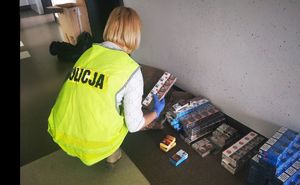 pierwsze zdjęcie kolorowe, przedstawia policjantkę, która liczy zabezpieczony podczas działań nielegalny towar w postaci papierosów
drugie zdjęcie kolorowe, przedstawia zabezpieczony przez policjantów nielegalny towar w postaci papierosów oraz tytoniu, bez polskich znaków akcyzy