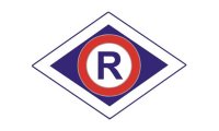 Grafika. Logo ruchu drogowego. Wielka litera R koloru niebieskiego na białym tle, w czerwonym okręgu na rombie koloru granatowego otoczonym białą obwódką