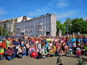 Zdjęcie Kolorowe. Uczestnicy Rodzinnego Rajdu Rowerowego &quot;Z przedszkolakiem na rowerze&quot; pozują do wspólnego zdjęcia.