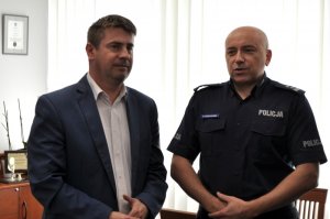 Zdjęcie kolorowe. Burmistrz Gminy Opatówek Sebastian Wardęcki oraz Zastępca Komendanta Miejskiego Policji w w Kaliszu mł. insp. Witold Goździelewski w umundurowaniu służbowym.