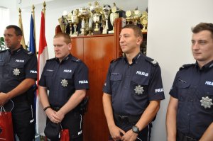Zdjęcie kolorowe.Czterech policjantów w umundurowaniu służbowym, którzy zostali nagrodzeni przez Burmistrza Gminy Opatówek