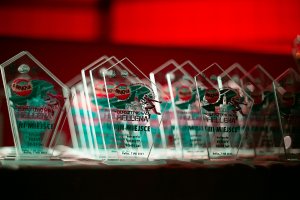 Zdjęcie kolorowe. Przeźroczyste statuetki z wręczane laureatom III Kaliskiego Nocnego Półmaratonu &quot;Bursztynowa Hellena&quot;.