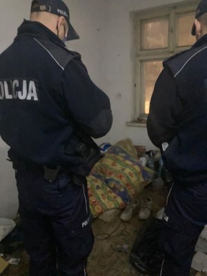 Na zdjęciu policjanci w umundurowaniu służbowym podczas kontroli miejsc przebywania osób bezdomnych.