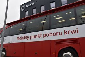 Zdjęcie nr 1 kolorowe przedstawia ambulans - Mobilny Punkt Poboru Krwi stojący przed budynkiem Komendy Miejskiej Policji w Kaliszu.
Zdjęcie nr 2 kolorowe przedstawia policjanta w umundurowaniu służbowym, wypełniającego zgłoszenie oddania krwi.
Zdjęcie nr 3 kolorowe przedstawia policjanta oddającego honorowo krew.  
Zdjęcie nr 4 kolorowe przedstawia pobrane próbki krwi. 
Zdjęcie nr 5 kolorowe przedstawia krew w worku znajdujący się na wagomieszarce.
Zdjęcie nr 6 kolorowe dwóch mężczyzn oddających honorowo krew w ambulansie.
Zdjęcie nr 7 kolorowe przedstawia mężczyznę oddającego honorowo krew.
Zdjęcie nr 8 kolorowe przedstawia mężczyznę oddającego honorowo krew w mobilnym punkcie poboru krwi.