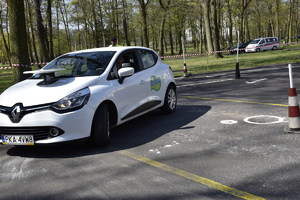 Zdjęcie kolorowe, uczniowie podczas rozgrywek XXIV Ogólnopolskiego Młodzieżowego Turnieju Motoryzacyjnego.