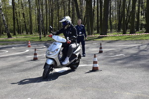 Zdjęcie kolorowe, uczniowie podczas rozgrywek XXIV Ogólnopolskiego Młodzieżowego Turnieju Motoryzacyjnego.