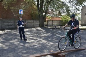 zdjęcie numer jeden, kolorowe, na nim uczniowie piszący test wiedzy o bezpieczeństwie w ruchu drogowym.
zdjęcie numer dwa, kolorowe, na nim uczeń szkoły podstawowej jadący na rowerze przez tor przeszkód. zdjęcie numer trzy, kolorowe, na nim uczeń szkoły podstawowej jadący na rowerze przez tor przeszkód. na drugim planie stoi policjantka która jest sędziom turnieju.
zdjęcie numer cztery, kolorowe, na nim uczeń szkoły podstawowej jadący na rowerze przez tor przeszkód. 
zdjęcie numer pięć, kolorowe na nim puchary dla zwycięzców turnieju.
zdjęcie numer sześć, kolorowe, na nim przedstawiciel kuratorium, w tle funkcjonariusze Policji. 
zdjęcie numer siedem, kolorowe, na nim uczniowie, zwycięzcy konkursu.
zdjęcie numer osiem, kolorowe, na nim uczeń szkoły podstawowej, jeden z uczestników turnieju oraz funkcjonariusz Policji i przedstawiciel starostwa powiatowego w Kaliszu.
zdjęcie numer dziewięć, kolorowe, na nim uczestnicy turnieju oraz komendant miejski policji w kaliszu.
zdjęcie numer dziesięć, kolorowe, na nim uczestnicy turnieju, zwycięzcy wraz z opiekunem oraz funkcjonariusz policji i Pani dyrektor szkoły numer 14 w Kaliszu