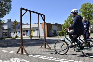 zdjęcie numer jeden, kolorowe, na nim uczniowie piszący test wiedzy o bezpieczeństwie w ruchu drogowym.
zdjęcie numer dwa, kolorowe, na nim uczeń szkoły podstawowej jadący na rowerze przez tor przeszkód. zdjęcie numer trzy, kolorowe, na nim uczeń szkoły podstawowej jadący na rowerze przez tor przeszkód. na drugim planie stoi policjantka która jest sędziom turnieju.
zdjęcie numer cztery, kolorowe, na nim uczeń szkoły podstawowej jadący na rowerze przez tor przeszkód. 
zdjęcie numer pięć, kolorowe na nim puchary dla zwycięzców turnieju.
zdjęcie numer sześć, kolorowe, na nim przedstawiciel kuratorium, w tle funkcjonariusze Policji. 
zdjęcie numer siedem, kolorowe, na nim uczniowie, zwycięzcy konkursu.
zdjęcie numer osiem, kolorowe, na nim uczeń szkoły podstawowej, jeden z uczestników turnieju oraz funkcjonariusz Policji i przedstawiciel starostwa powiatowego w Kaliszu.
zdjęcie numer dziewięć, kolorowe, na nim uczestnicy turnieju oraz komendant miejski policji w kaliszu.
zdjęcie numer dziesięć, kolorowe, na nim uczestnicy turnieju, zwycięzcy wraz z opiekunem oraz funkcjonariusz policji i Pani dyrektor szkoły numer 14 w Kaliszu