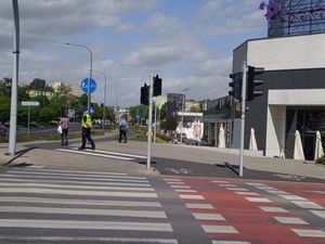 zdjęcie numer jeden, kolorowe, na nim policjant ruchu drogowego stojący przy radiowozie i obserwujący przejście dla pieszych.
zdjęcie numer dwa, kolorowe, na nim dwóch policjantów w kamizelkach odblaskowych rozmawiających z napotkanym pieszym.
zdjęcie numer trzy, kolorowe, na nim policjant w kamizelce odblaskowej znajdujący się w rejonie przejścia dla pieszych. zdjęcie numer cztery, na nim policjant w kamizelce odblaskowej rozmawiający z pieszym w rejonie przejścia dla pieszych.