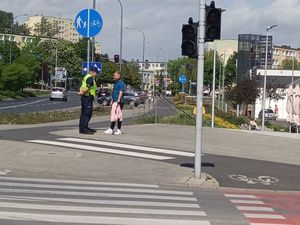 zdjęcie numer jeden, kolorowe, na nim policjant ruchu drogowego stojący przy radiowozie i obserwujący przejście dla pieszych.
zdjęcie numer dwa, kolorowe, na nim dwóch policjantów w kamizelkach odblaskowych rozmawiających z napotkanym pieszym.
zdjęcie numer trzy, kolorowe, na nim policjant w kamizelce odblaskowej znajdujący się w rejonie przejścia dla pieszych. zdjęcie numer cztery, na nim policjant w kamizelce odblaskowej rozmawiający z pieszym w rejonie przejścia dla pieszych.