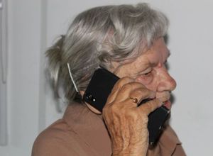 zdjęcie kolorowe, na fotografii babcia rozmawiająca przez telefon.