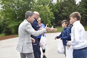 zdjęcie kolorowe, prezydent i komendanta podczas wręczania dzieciom nagród