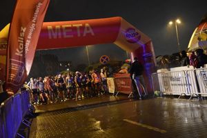 Zdjęcia kolorowe, przedstawiające relacje z Nocnego Półmaratonu Bursztynowa Hellena