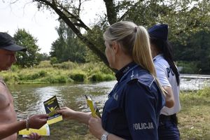 zdjęcia kolorowe przedstawiające policjantów podczas  prowadzonych kontroli w rejonach zbiorników wodnych w ramach akcji ,,Kręci mnie bezpieczeństwo nad wodą&#039;&#039; oraz ,,Bezpiecznych wakacji&#039;&#039;.