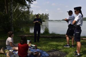 zdjęcia kolorowe przedstawiające policjantów podczas  prowadzonych kontroli w rejonach zbiorników wodnych w ramach akcji ,,Kręci mnie bezpieczeństwo nad wodą&#039;&#039; oraz ,,Bezpiecznych wakacji&#039;&#039;.