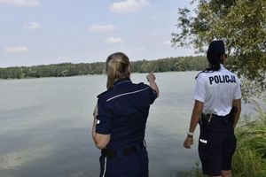 zdjęcia kolorowe przedstawiające policjantów podczas  prowadzonych kontroli w rejonach zbiorników wodnych w ramach akcji ,,Kręci mnie bezpieczeństwo nad wodą&#039;&#039; oraz ,,Bezpiecznych wakacji&#039;&#039;.