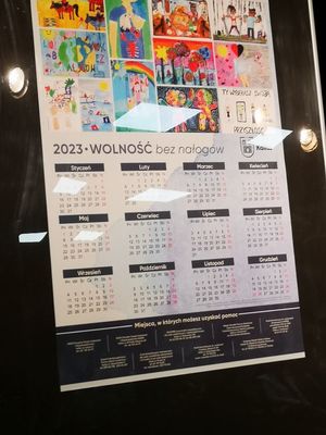 Zdjęcie 1 kolorowe, na nim plakat na rok 2023 z pracami konkursowymi ,,Wolność bez nałogów&quot;.
Zdjęcie 2 kolorowe, wykonane podczas rozstrzygnięcia konkursu ,,Wolność bez nałogów&#039;&#039; odbywającego się w Młodzieżowym Domu Kultury. 
Zdjęcie 3 kolorowe na nim dziewczynka odbierająca nagrodę podczas gali rozstrzygnięcia konkursu ,,Wolność bez nałogów&#039;&#039;.
Zdjęcie 4 kolorowe, na nim policjantka wraz z laureatką konkursu ,,Wolność bez nałogów&#039;&#039;, która wygrała nagrodę - niespodziankę- pluszowy miś w odblaskowej kamizelce. 
Zdjęcie 5 kolorowe, przedstawia prace laureatów konkursu ,,Wolność bez nałogów&#039;&#039;. 
Zdjęcie 6 kolorowe, przedstawia pracę laureatów konkursu ,,Wolność bez nałogów&quot;.
Zdjęcie 7 kolorowe, przedstawia pracę laureata konkursu ,,Wolność bez nałogów&#039;&#039;.