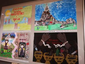 Zdjęcie 1 kolorowe, na nim plakat na rok 2023 z pracami konkursowymi ,,Wolność bez nałogów&quot;.
Zdjęcie 2 kolorowe, wykonane podczas rozstrzygnięcia konkursu ,,Wolność bez nałogów&#039;&#039; odbywającego się w Młodzieżowym Domu Kultury. 
Zdjęcie 3 kolorowe na nim dziewczynka odbierająca nagrodę podczas gali rozstrzygnięcia konkursu ,,Wolność bez nałogów&#039;&#039;.
Zdjęcie 4 kolorowe, na nim policjantka wraz z laureatką konkursu ,,Wolność bez nałogów&#039;&#039;, która wygrała nagrodę - niespodziankę- pluszowy miś w odblaskowej kamizelce. 
Zdjęcie 5 kolorowe, przedstawia prace laureatów konkursu ,,Wolność bez nałogów&#039;&#039;. 
Zdjęcie 6 kolorowe, przedstawia pracę laureatów konkursu ,,Wolność bez nałogów&quot;.
Zdjęcie 7 kolorowe, przedstawia pracę laureata konkursu ,,Wolność bez nałogów&#039;&#039;.
