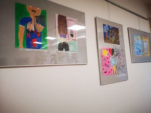 Zdjęcie 1 kolorowe, na nim plakat na rok 2023 z pracami konkursowymi ,,Wolność bez nałogów&quot;.
Zdjęcie 2 kolorowe, wykonane podczas rozstrzygnięcia konkursu ,,Wolność bez nałogów&#039;&#039; odbywającego się w Młodzieżowym Domu Kultury. 
Zdjęcie 3 kolorowe na nim dziewczynka odbierająca nagrodę podczas gali rozstrzygnięcia konkursu ,,Wolność bez nałogów&#039;&#039;.
Zdjęcie 4 kolorowe, na nim policjantka wraz z laureatką konkursu ,,Wolność bez nałogów&#039;&#039;, która wygrała nagrodę - niespodziankę- pluszowy miś w odblaskowej kamizelce. 
Zdjęcie 5 kolorowe, przedstawia prace laureatów konkursu ,,Wolność bez nałogów&#039;&#039;. 
Zdjęcie 6 kolorowe, przedstawia pracę laureatów konkursu ,,Wolność bez nałogów&quot;.
Zdjęcie 7 kolorowe, przedstawia pracę laureata konkursu ,,Wolność bez nałogów&#039;&#039;.