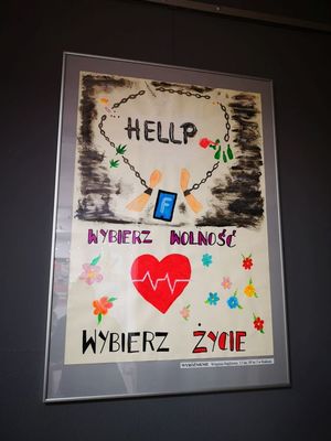 Zdjęcie 1 kolorowe, na nim plakat na rok 2023 z pracami konkursowymi ,,Wolność bez nałogów&quot;.
Zdjęcie 2 kolorowe, wykonane podczas rozstrzygnięcia konkursu ,,Wolność bez nałogów&#039;&#039; odbywającego się w Młodzieżowym Domu Kultury. 
Zdjęcie 3 kolorowe na nim dziewczynka odbierająca nagrodę podczas gali rozstrzygnięcia konkursu ,,Wolność bez nałogów&#039;&#039;.
Zdjęcie 4 kolorowe, na nim policjantka wraz z laureatką konkursu ,,Wolność bez nałogów&#039;&#039;, która wygrała nagrodę - niespodziankę- pluszowy miś w odblaskowej kamizelce. 
Zdjęcie 5 kolorowe, przedstawia prace laureatów konkursu ,,Wolność bez nałogów&#039;&#039;. 
Zdjęcie 6 kolorowe, przedstawia pracę laureatów konkursu ,,Wolność bez nałogów&quot;.
Zdjęcie 7 kolorowe, przedstawia pracę laureata konkursu ,,Wolność bez nałogów&#039;&#039;.
