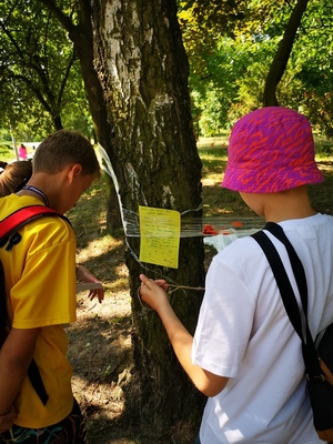 zdjęcie nr 3, kolorowe, na zdjęciu uczestnicy Biegu Urwisa podczas wykonywania zadania konkursowego
