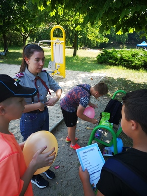 zdjęcie nr 5, kolorowe, na zdjęciu uczestnicy Biegu Urwisa podczas wykonywania zadania konkursowego