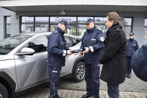 zdjęcie kolorowe na zdjęciu Komendant Miejski Policji w Kalisz oraz Prezydent Miasta Kalisza wręczający kluczyki od radiowozu policjantowi