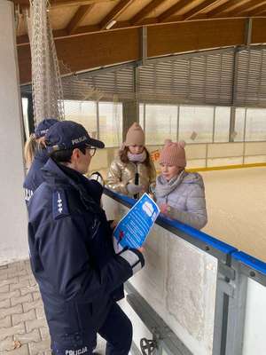 zdjęcie kolorowe, na zdjęciu policjantki podczas akcji profilaktycznej na lodowisku