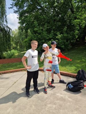 zdjęcie kolorowe, na zdjęciu uczestnicy rajdu podczas konkurencji sportowych