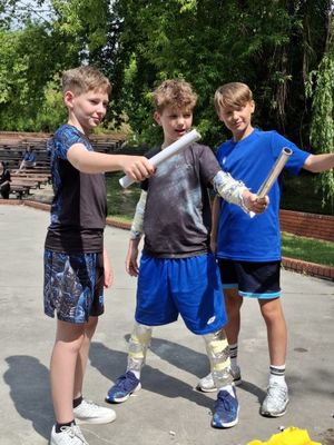 zdjęcie kolorowe, na zdjęciu uczestnicy rajdu podczas konkurencji sportowych