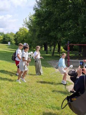 zdjęcie kolorowe, na zdjęciu uczestnicy rajdu podczas konkurencji sportowych