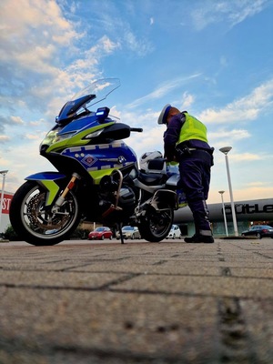 zdjęcie kolorowe, na zdjęciu policjant na policyjnym motocyklu