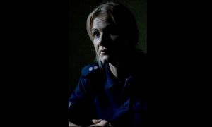 Na zdjęciu policjantka siedząca przy biurku