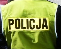 Zdjęcie kolorowe. Kamizelka odblaskowa z napisem POLICJA