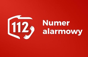Grafika komputerowa. Czerwona plansza. Z lewej strony fragment białego konturu Polski, którego część stanowi słuchawka telefoniczna. W środku konturu wpisany jest numer 112. Z prawej strony grafiki napis numer alarmowy.