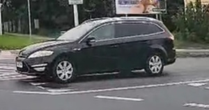 Zrzut z ekranu. Lewa strona pojazdu osobowego typu kombi, koloru ciemnego.